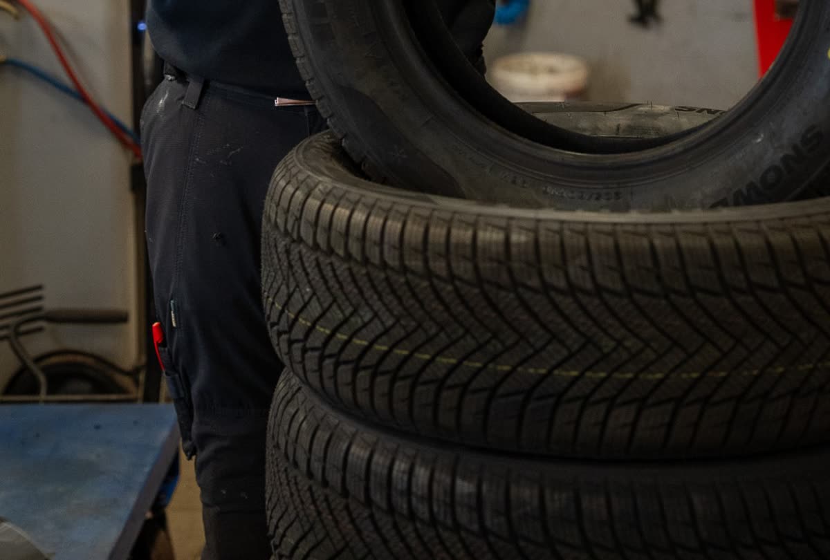 Stak af vinterdæk på værkstedet i Oksbøl
