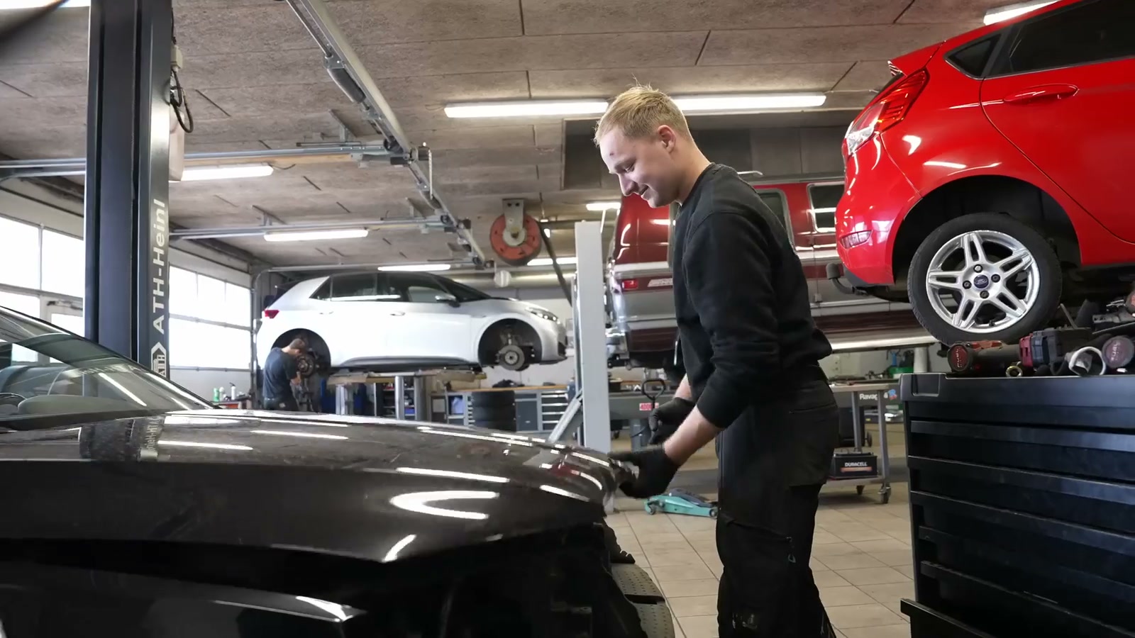 Mekaniker i arbejde på værkstedet hos Oksbøl Autoservice